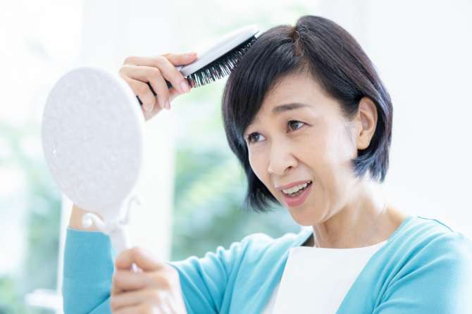 「髪の毛が細くなったかも……」と思ったら知っておきたい、女性の髪が細くなる原因と対策