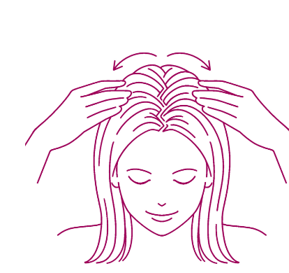 目立つ分け目解消テクニック。毛束を左右にふわっと自然に下ろし、ヘアスプレーで固めて形をキープする。